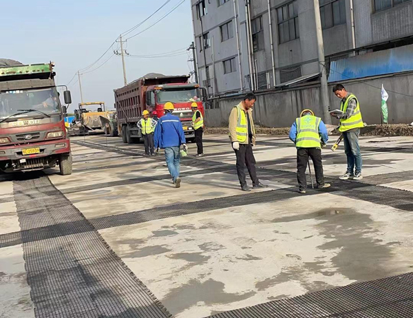陇县老材料的新故事：玻璃纤维土工格栅如何在‘白改黑’浪潮中重获新生？